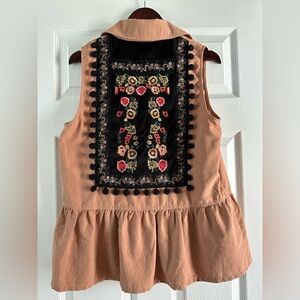 Entro Sleeveless Tan Suede Lined Vest Fringe Back Floral Design Snaps Size M EUC